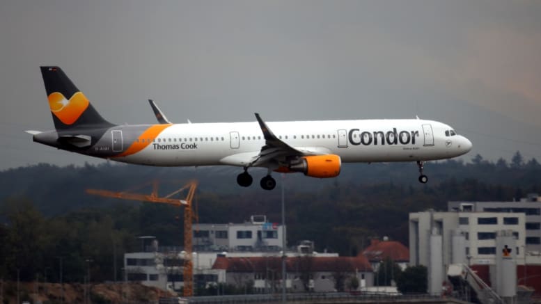 Condor - Flugzeug - Fluggesellschaft - Thomas Cook - Bäume - Baustelle - Häuser