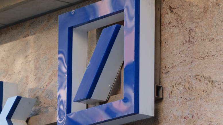 Deutsche Bank - Logo - Blau - Weiß - Gebäude - Wand