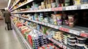 Einkaufsregal - Kühlregal - Supermarkt - Markt - Lebensmittel - Frau - Einkaufswagen - Einkaufen - Kundin