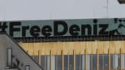 Free - Deniz - Plakat - Häuser - Dach - Hochhaus - Axel-Springer - Berlin