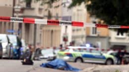 Polizeieinsatz - Leiche - Tote Person - Polizeiwagen - Polizeiabsperrung - Oktober 2019 - Halle (Saale)