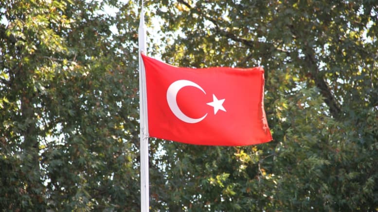 Türkei - Türkische-Flagge - Flagge - Fahne - Mast - Bäume