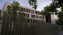 Türkische-Botschaft - Deutschland - Botschaft - Zaun - Haus - Gebäude - Fenster - Bäume - Fahne - Türkische-Flagge