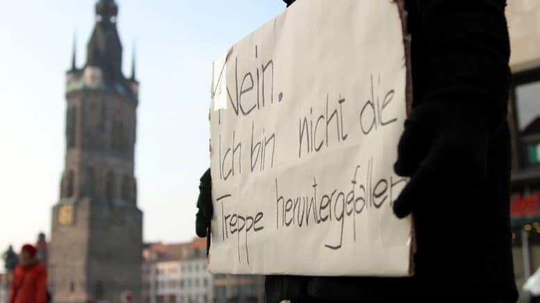Demo - Demonstration - Demonstrantin - Gewalt an Frauen - Schild - Häuser