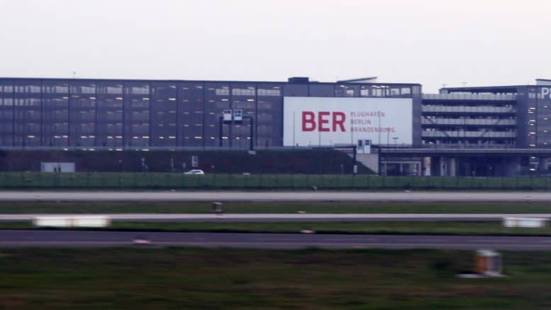 Flughafen - BER - Berlin-Brandenburg - Flughafengebäude - Auto - Wiese