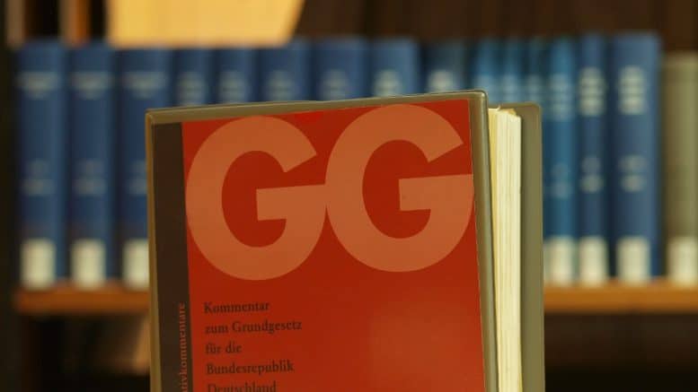 Grundgesetz-Ausgabe - Grundgesetz - GG - Buch - Bücher - Regale - Bibliothek