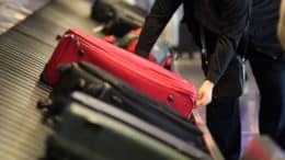 Koffer - Gepäck - Gepäckband - Reisende - Flughafen