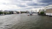 London - London Bridge - Tower Bridge - Brücke - Fluss - Kanal - Boote - Häuser - Großbritannien