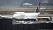 Lufthansa - Flughafen - Landebahn - Räder - Flugzeug - Maschine - Fluggesellschaft
