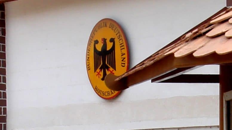 Schild - Botschaft - Bundesrepublik Deutschland Botschaft - Wand - Gebäude
