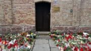 Synagoge - Halle - Saale - Kerzen - Blumen - Mauer - Gebäude - Tür - Tor