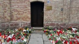 Synagoge - Halle - Saale - Kerzen - Blumen - Mauer - Gebäude - Tür - Tor