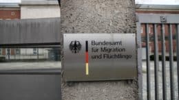 BAMF - Bundesamt für Migration und Flüchtlinge - Tor - Gebäude - Schild