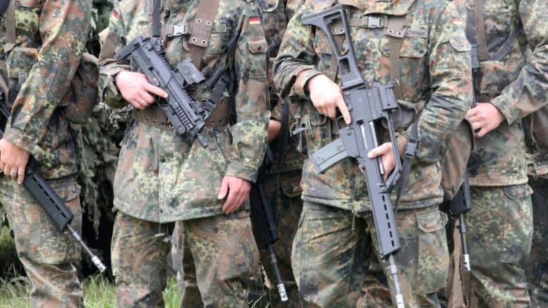 Bundeswehr - Militär - Soldaten - Personen - Waffen - Uniform - Wiese