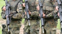 Bundeswehr - Soldaten - Menschen - Uniform - Gewehre