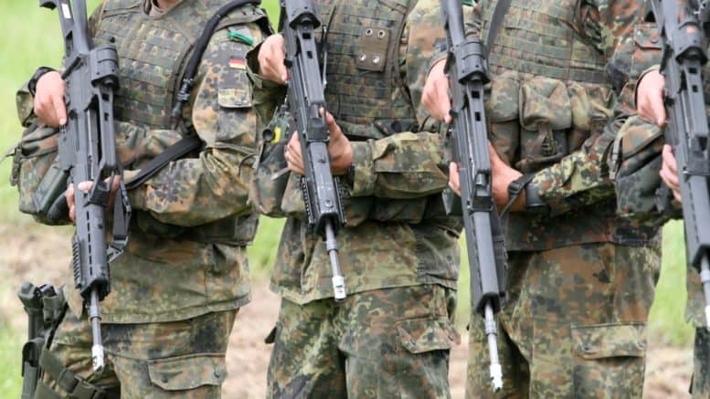 Bundeswehr - Soldaten - Menschen - Uniform - Gewehre