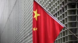China - Flagge - Fahne - Gebäude