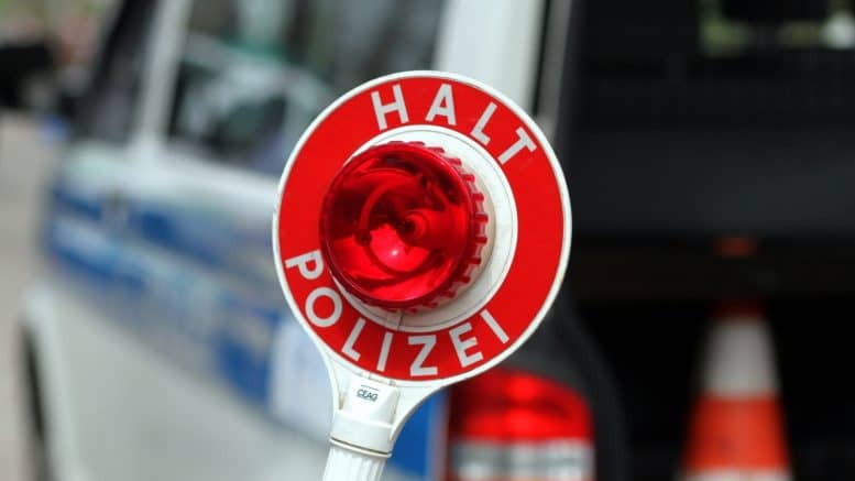 Halt Polizei - Schild - Polizei - Verkehrskontrolle