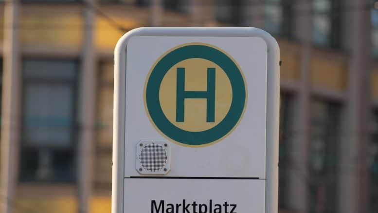 Haltestelle - Bus - Bushaltestelle - Marktplatz - Haus - Gebäude - Schild