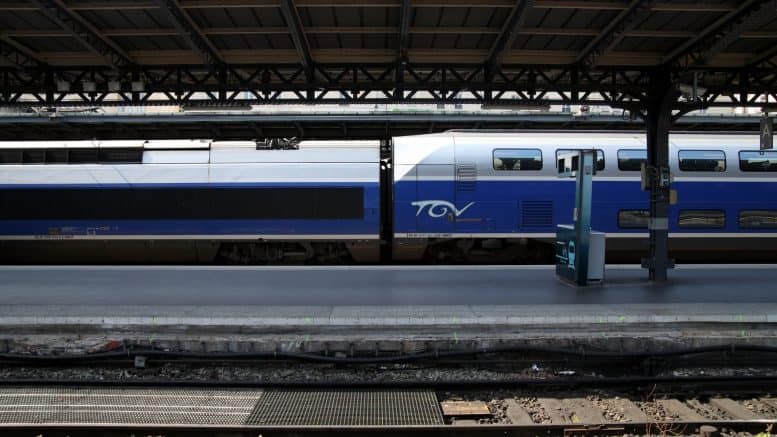 Train a grande vitesse - TGV - Hochgeschwindigkeitszug - Zug - Bahnhof - Schienen