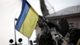 Ukraine - Flaggen - Statuen - Gebäude - Fahne - Flagge