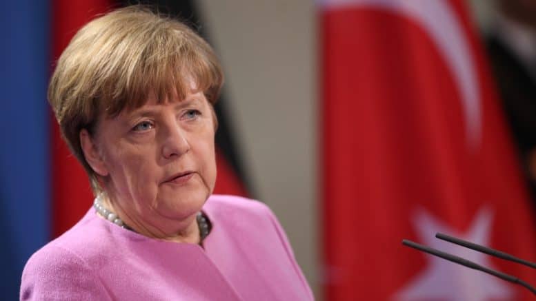 Angela Merkel - Bundeskanzlerin - Politikerin - CDU - Person - Türkische Flagge - Deutsche Flagge