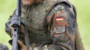 Bundeswehr-Soldat - Bundeswehr - Abzeichen - Soldat - Person - Gewehr - Waffe - Wiese - Uniform