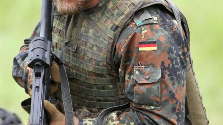 Bundeswehr-Soldat - Bundeswehr - Abzeichen - Soldat - Person - Gewehr - Waffe - Wiese - Uniform