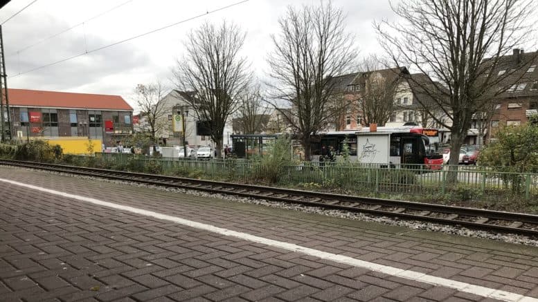 Erkrath Bahnhof - Bahnsteig - Zug - Gleise - Busbahnhof