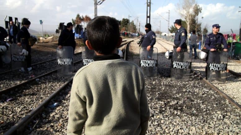 Flüchtling - Junge - Grenze - Schienen - Polizei - Griechenland