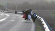 Flüchtlinge - Migranten - Personen - Autobahn - Straße - Leitplanke - Balkanroute - Tüten - Taschen - Gepäck - Kinder