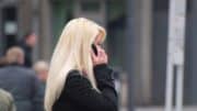 Frau - Blond - Blonde Frau - Telefon - Smartphone - Handy - Telefonieren - Personen - Gebäude