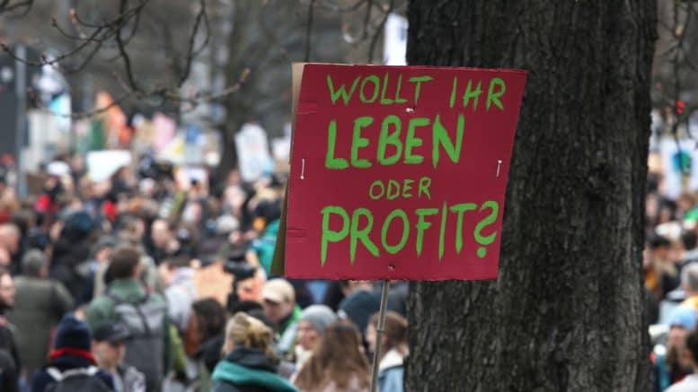 Friday for Future - Demonstration - Protest - Wollt ihr Leben oder Profit - Schild