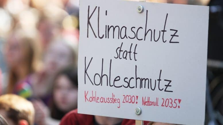 Fridays for Future - Klimaschutz - Demonstration - Protest - Schilder - Personen - Kohleausstieg
