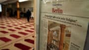 Hassprediger - Berlin - Moschee - Zeitung - Zeitungsausschnitt - Personen - Säulen - Boden - Gebäude