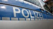 Polizei - Polizeiauto - Einsatzwagen - Einsatzfahrzeug - Gebäude - Spiegel - Streifenwagen