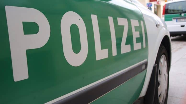 Polizei - Polizeiauto - Einsatzwagen - Einsatzfahrzeug - Streifenwagen - Straße - Polizeistreife