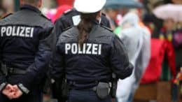 Polizei - Polizisten - Polizistin - Personen - Karneval - Ausrüstung - Waffen - Uniformen