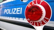 Polizeiauto - Halt Polizei - Schild