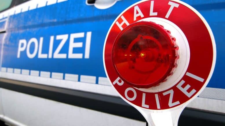 Polizeiauto - Halt Polizei - Schild