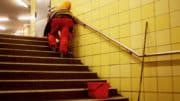 Reinigungskraft - Reinigung - Treppe - U-Bahn-Station - Person - Wand - Lampen - Eimer