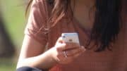 Smartphone - Frau - Person - Wiese - Gras - iPhone - Ring - Smartphone-Nutzerin