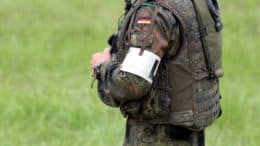 Soldat - Bundeswehr - Bundeswehrsoldat - Wiese - Uniform