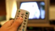 Fernbedienung - TV - Fernseher - Fernsehen - Zuschauer - Hand - Monitor