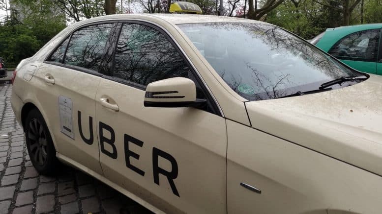 Uber - Taxi - Auto - Uber-Taxi - Parkplatz - Bäume - Pkw