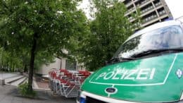 Absperrgitter - Polizei - Strafjustizzentrum - München - Bäume - Gebäude - Polizeiwagen
