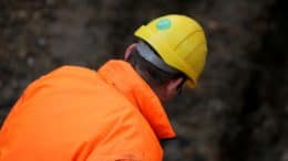 Bauarbeiter - Mann - Schutzanzug - Helm - Baustelle