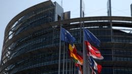 Europäisches Parlament - Gebäude - Fahnen - Straßburg - Frankreich
