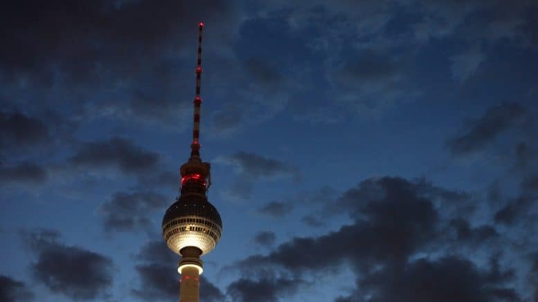 Fernsehturm - Berlin - Nacht - Wolken