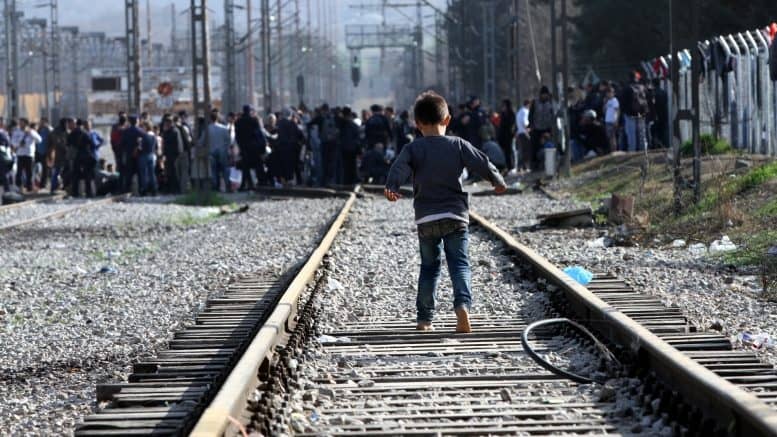 Flüchtlinge - Menschen - Kind - Schienen - Gleisen - Balkanroute